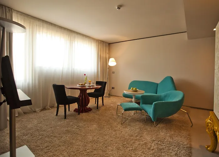 Graffit Gallery Design מלון 5*