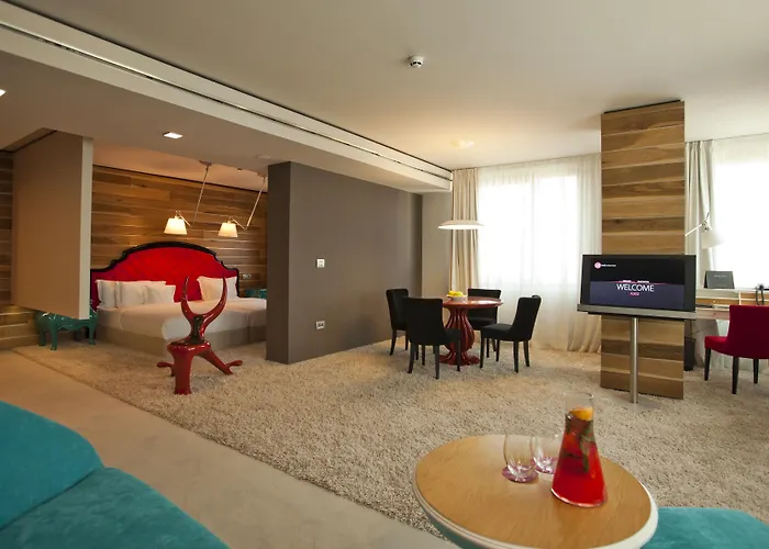 Graffit Gallery Design מלון וארנה